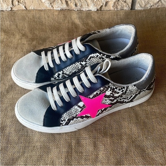 STEVEN BY STEVE MADDEN RUBIE SNAKE PINK STAR DISTRESSED SNEAKER
Size 10 - Picture 3 of 15